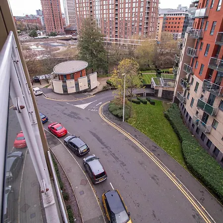 Balcony Waterside 2-bed * Leeds