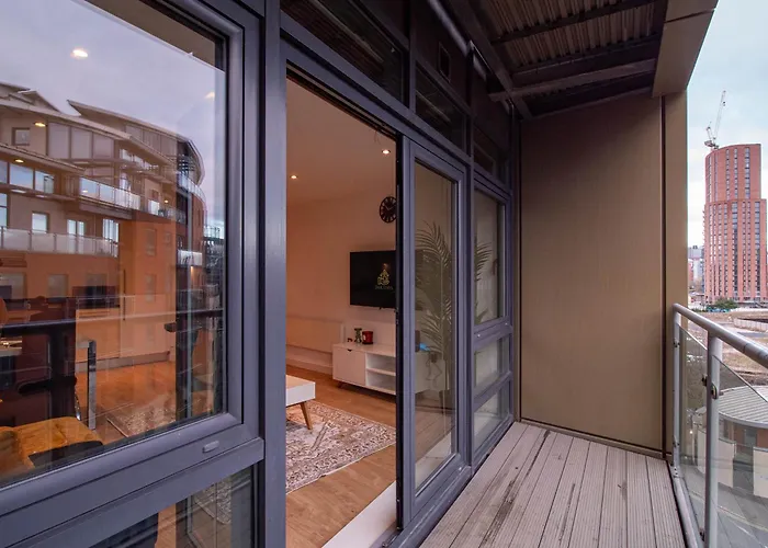 Balcony Waterside 2-bed Apartman *