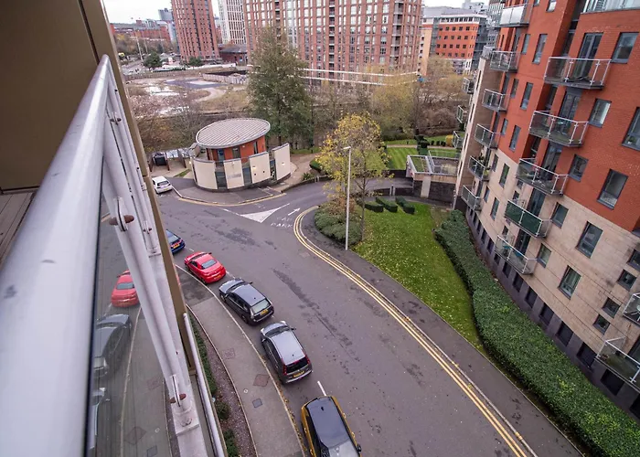 Balcony Waterside 2-bed * Leeds