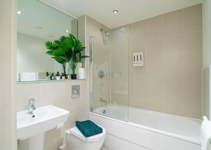 Balcony Waterside 2-bed Leeds