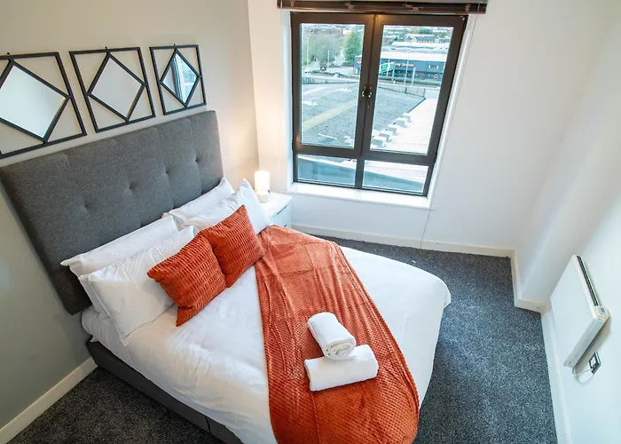 Balcony Waterside 2-bed Leeds