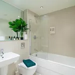 Balcony Waterside 2 Bed 利兹