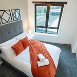 Balcony Waterside 2 Bed 利兹