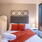 Balcony Waterside 2 Bed 利兹