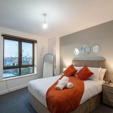 Stylish Waterside 2 Bed Free Parking Leeds
