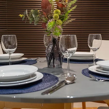 Island Stylish 2-bed Near Station 公寓