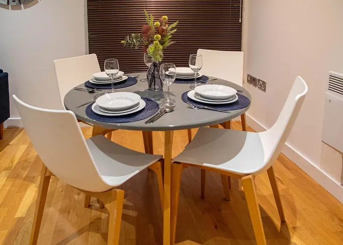 Balcony Waterside 2-bed Апартаменти