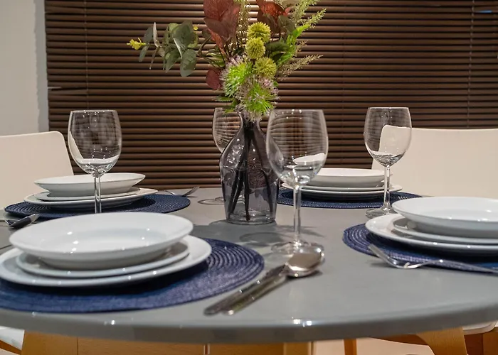 Balcony Waterside 2-bed Апартаменти