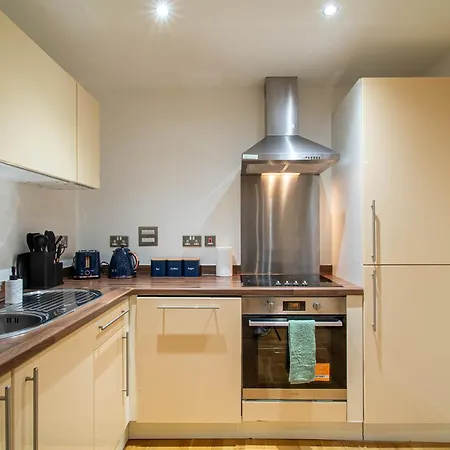 Island Stylish 2-bed Near Station