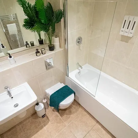 Island Stylish 2-bed Near Station Apartamento *