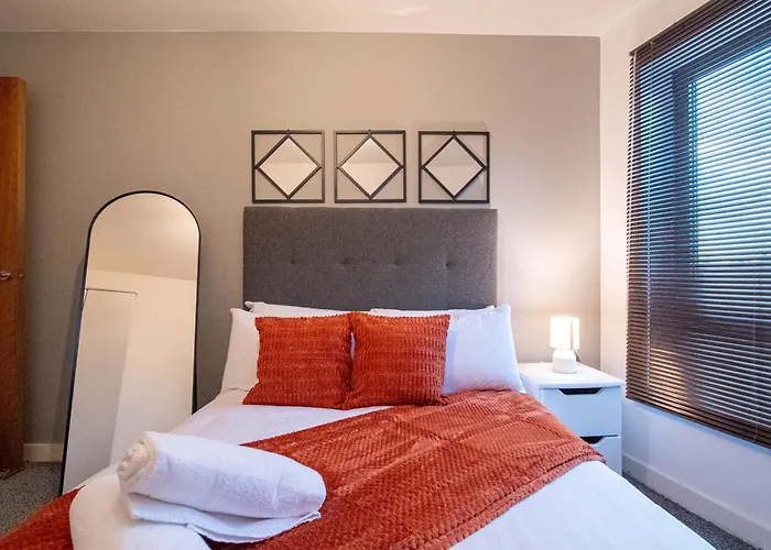 Balcony Waterside 2-bed Leeds (West Yorkshire)